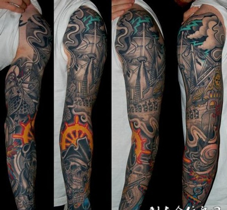 花臂上的骷髅海盗船纹身图案