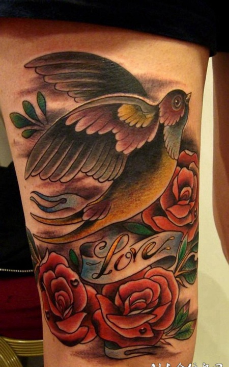 大腿上的鸟雀玫瑰纹身图案