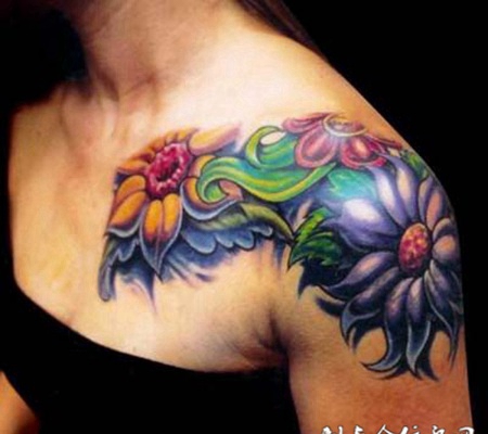 肩膀上的雏菊纹身图案