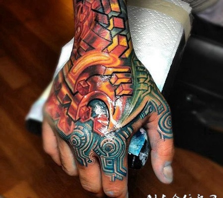 手背上的机械纹身图案