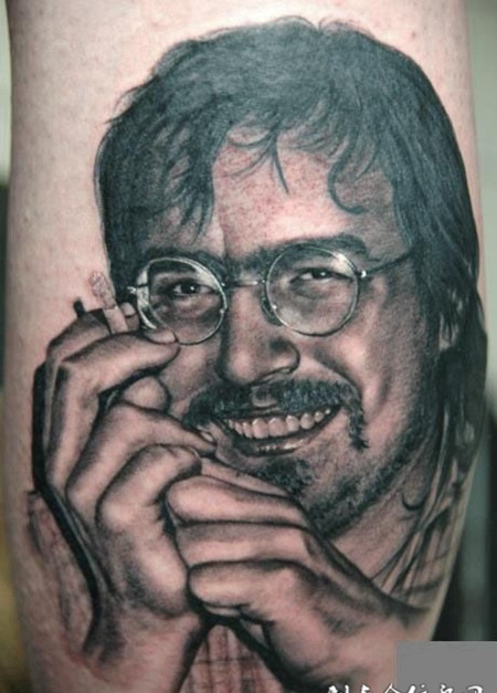 小腿上戴眼镜的帅哥纹身图案