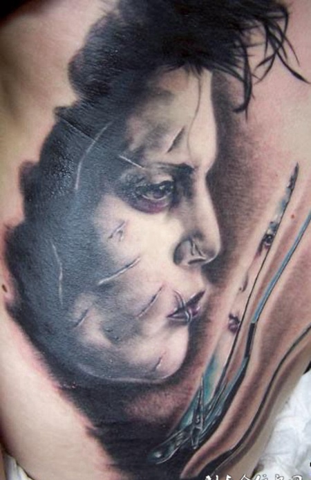 后背上带着伤疤的美女纹身图案