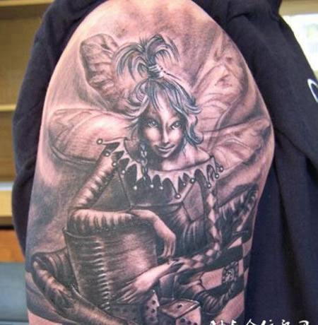 大臂上穿着小丑服的美女纹身图案