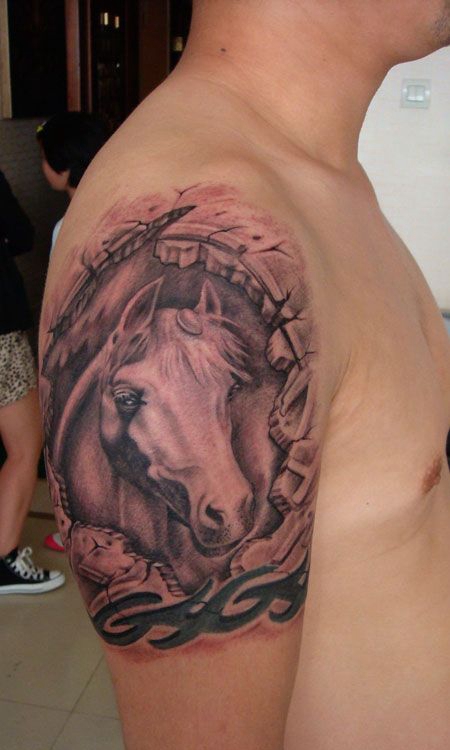 大臂石刻马头纹身图案