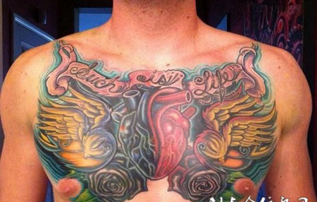 胸前的心脏翅膀纹身图案