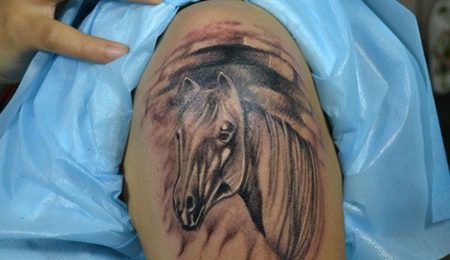 大臂马头纹身图案