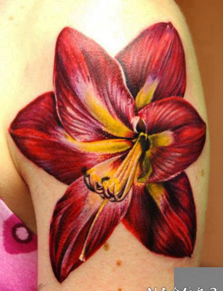 大臂上的一朵单独的百合花纹身图案