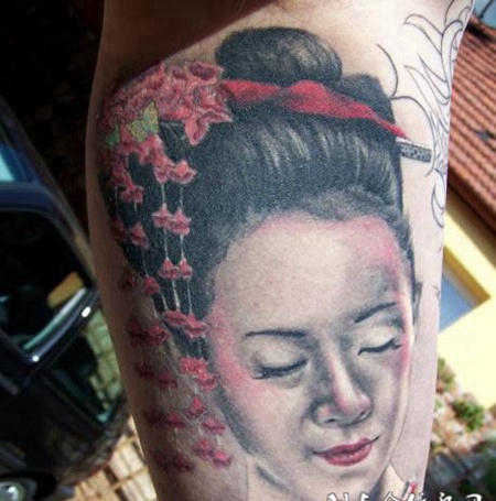 大臂上的艺妓头像纹身图案