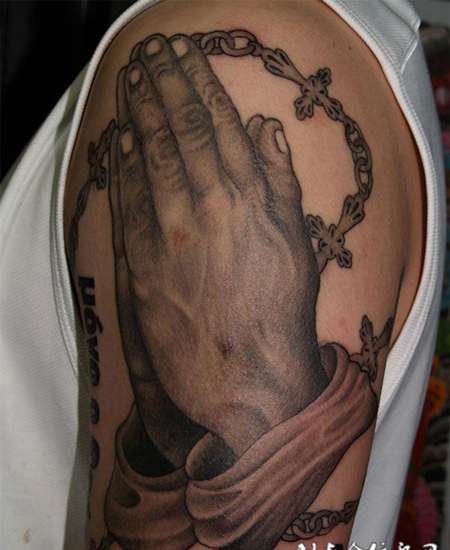 大臂上祈祷的双手纹身图案