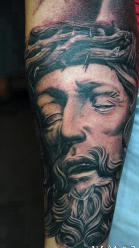 小臂上的耶稣纹身图案