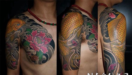 半胛金色鲤鱼牡丹纹身图案