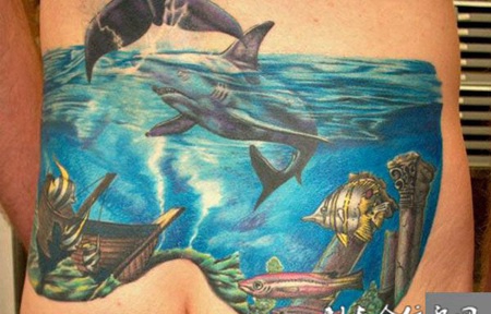 臀部上的海底世界纹身图案