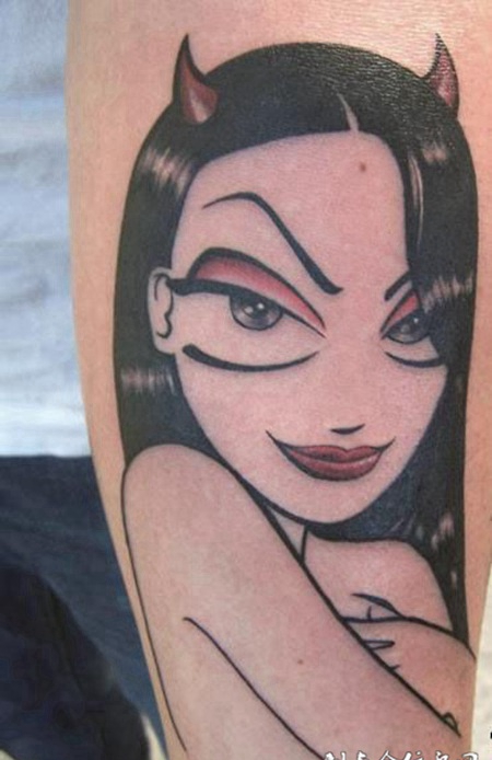 小腿上长着尖角的美女纹身图案