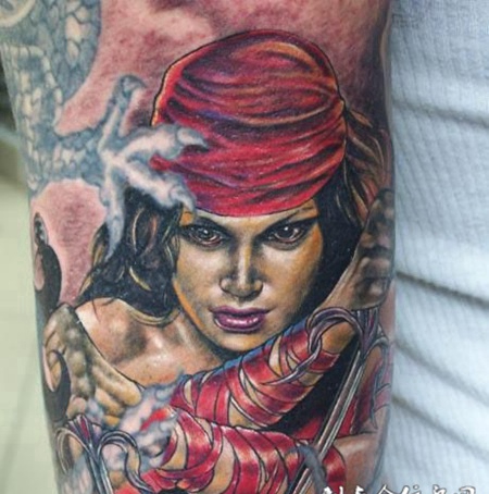 小腿上的红帽子美女纹身图案