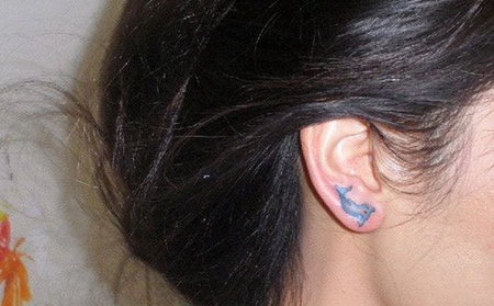 耳垂上的蓝色小海豚纹身图案