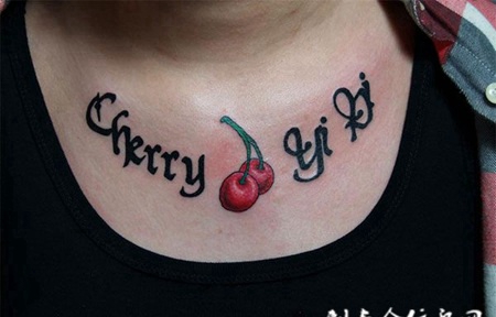胸前的樱桃英文纹身图案