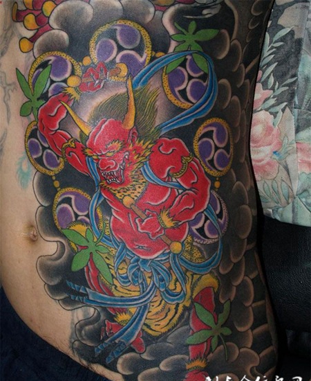 腰侧的雷神纹身图案