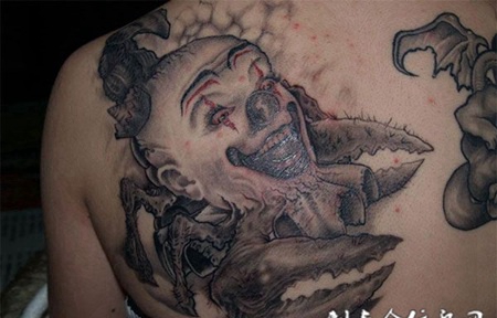 后背上的小丑纹身图案