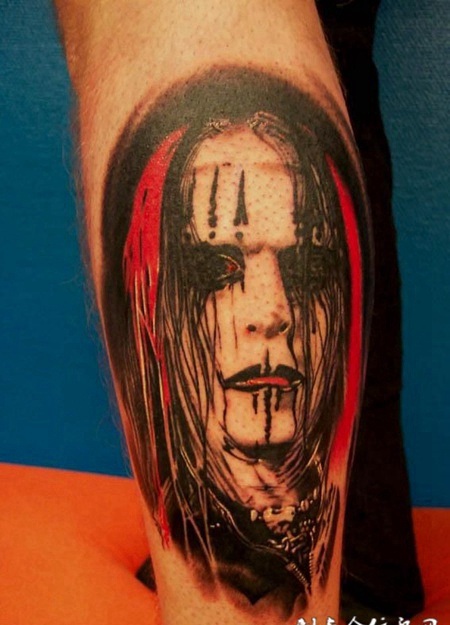 小腿上血红眼睛的丧尸纹身图案