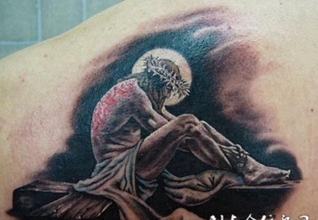 后背上的耶稣纹身图案