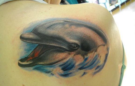 肩部好看的海豚纹身图案