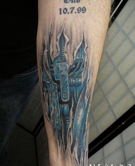 小臂上的金属机械图案