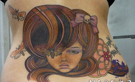 后腰上的长发美女的的纹身图案