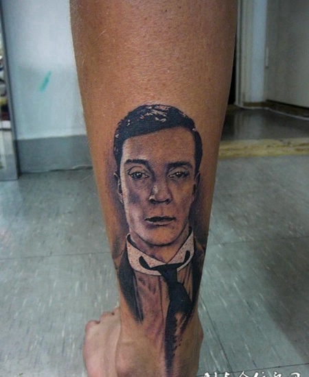 小腿上的西装帅哥纹身图案