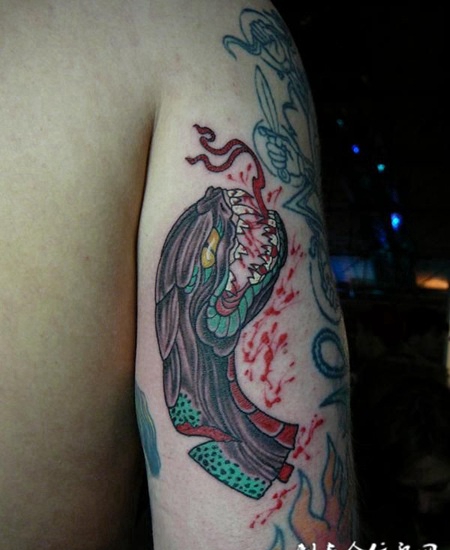 大臂上的蛇头纹身图案