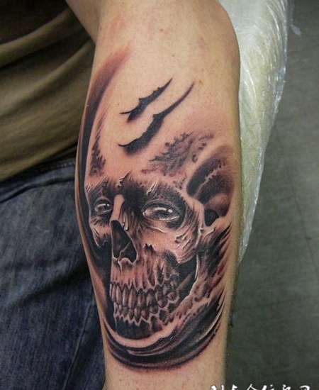 小臂上的骷髅头纹身图案