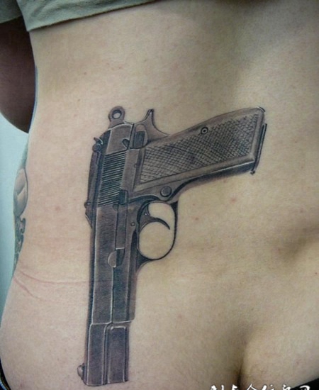 后腰上的手枪纹身图案