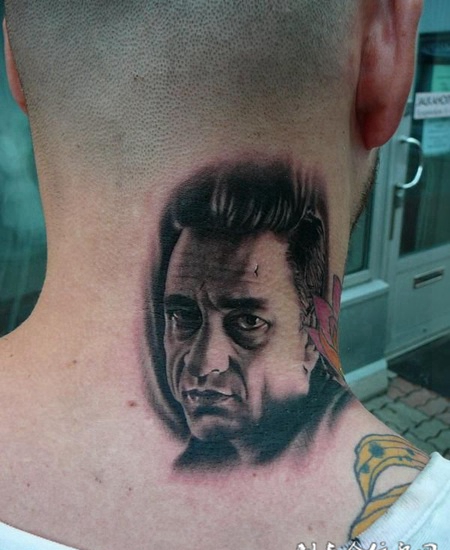 脖子后面的帅哥纹身图案