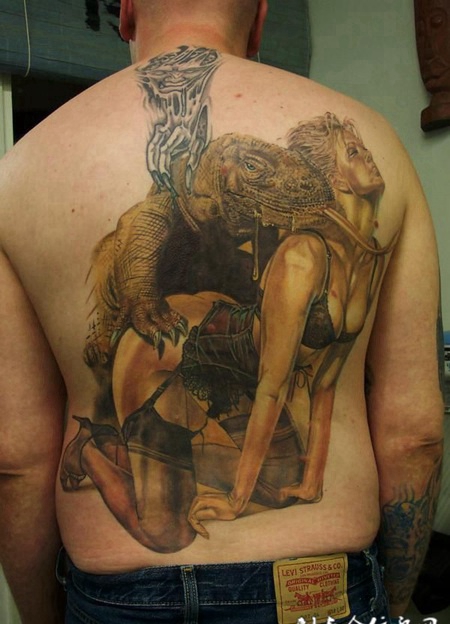 后背上的美女与恐龙纹身图案