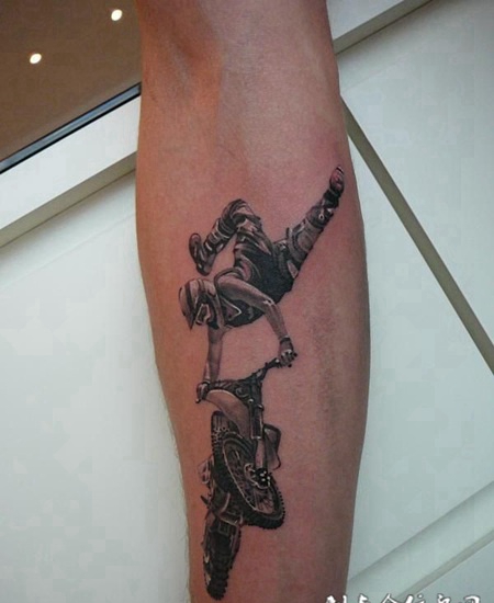 小腿上骑着摩托车的帅哥纹身图案