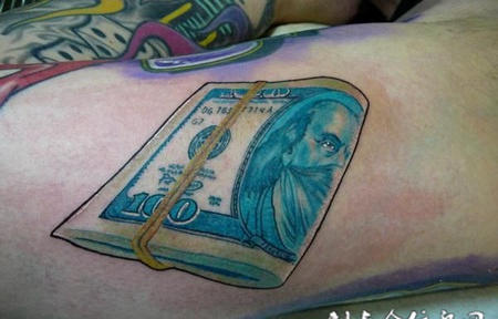 大臂上的纸币纹身图案缩略频道推荐图