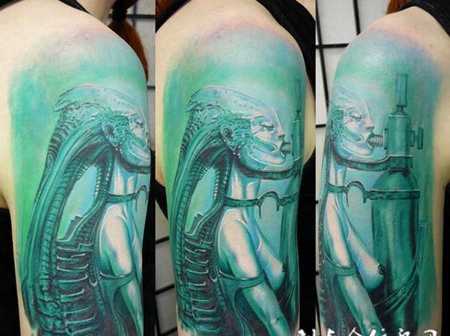大臂上的异形金属美女纹身图案