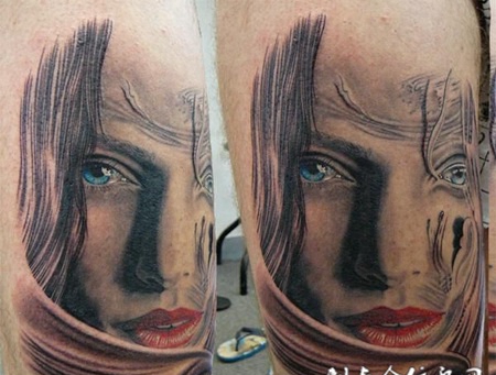 大臂上的红唇美女纹身图案