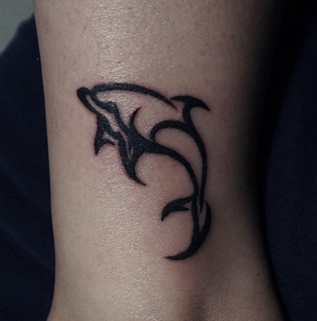 脚踝海豚图腾纹身图案