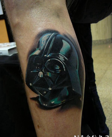 小腿上的防毒面具的纹身图案