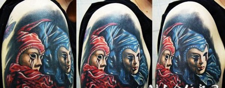 大臂上的小丑头像纹身图案