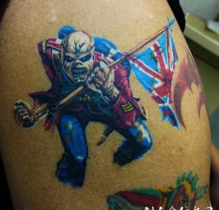 大臂上扛着旗子的恶魔纹身图案