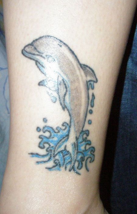 脚踝可爱的小海豚纹身图案