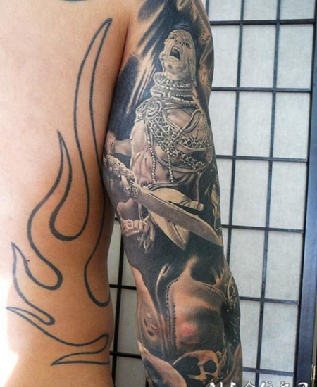 拿着大刀战斗的战士花臂纹身图案