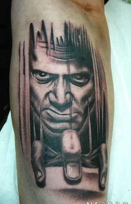 小臂上撕皮恶魔纹身图案