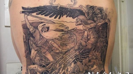 后背上的战恶魔纹身图案