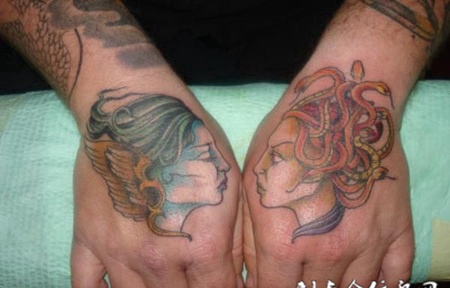 手背上的亲嘴美女纹身图案