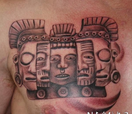 胸前的机械面孔纹身图案