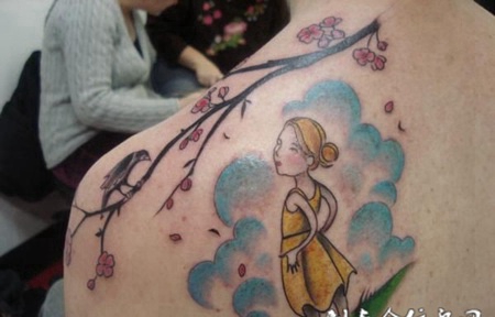 后背上树下的小女孩纹身图案