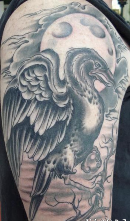 大臂上的月下秃鹫纹身图案