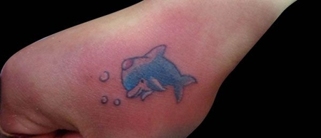 虎口可爱的小海豚纹身图案